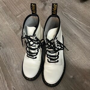 Doc Martens 11821 White Leather Boots Women’s Size 7 US L 38 EU Bouncing Soles